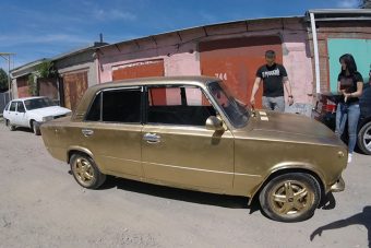 Aranyba mártott Ladával hódít egy orosz lány