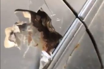 A tákolás új, magasabb szintjét mutatja meg ez a kalapáccsal ütött Mercedes