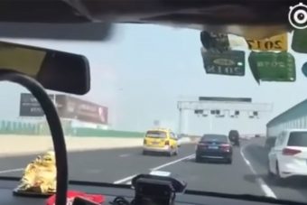 Beülnél egy ilyen komplett őrült taxis mellé?