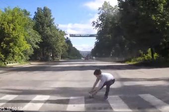 Ezen a videón megtörténik minden szülő és autós rémálma