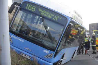 Repültek az utasok a szembe sávba keveredő buszon