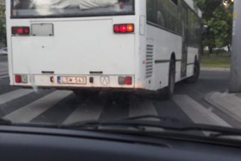 Mit csinált ez a jóember Budapesten a busz ablakában?