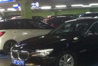 Egy diplomata-BMW olyat parkolt a budaörsi Ikeában, hogy öröm nézni