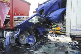 Rekordnagyságú dugó az M0-son, fotókon a baleset