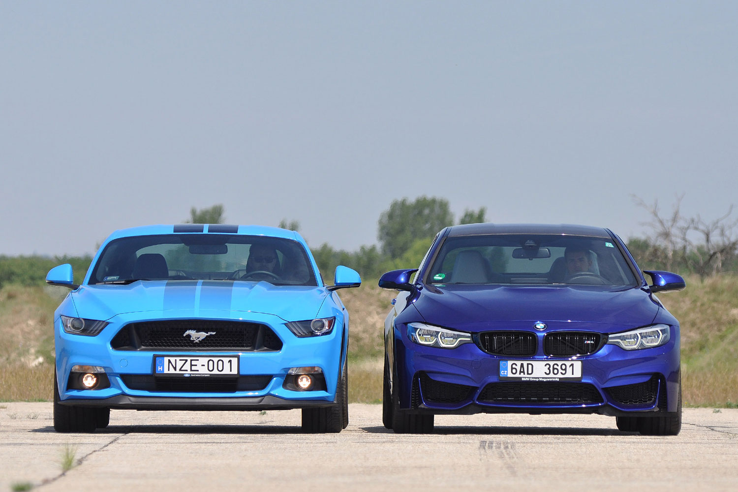 Ford Mustang a BMW M4 ellen 4