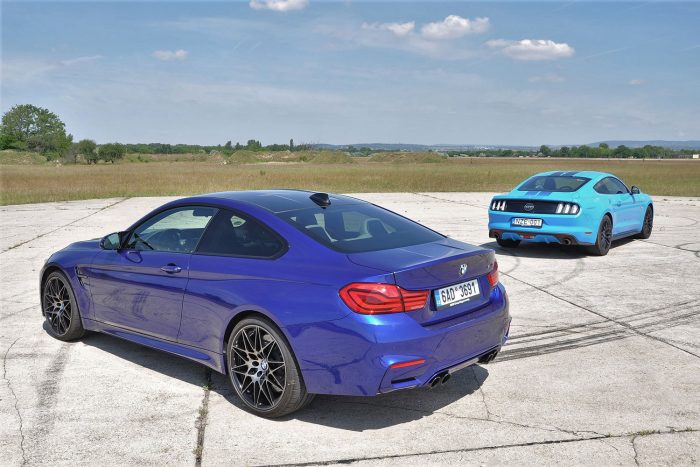 Ford Mustang a BMW M4 ellen 3