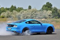 Ford Mustang a BMW M4 ellen 55