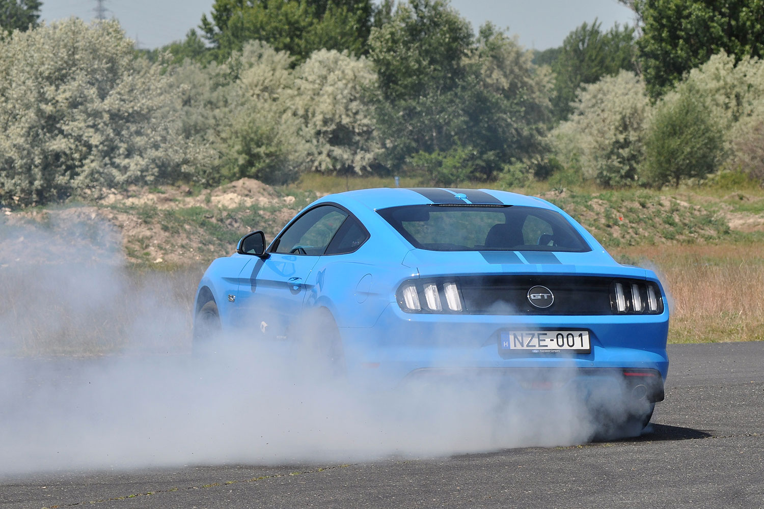 Ford Mustang a BMW M4 ellen 14