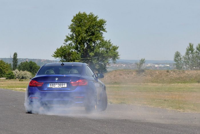 Ford Mustang a BMW M4 ellen 5