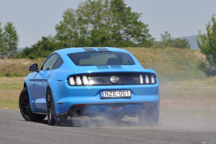 Ford Mustang a BMW M4 ellen 6