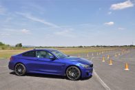 Ford Mustang a BMW M4 ellen 84