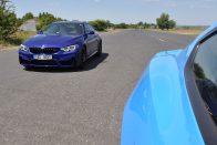 Ford Mustang a BMW M4 ellen 85