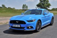 Ford Mustang a BMW M4 ellen 80