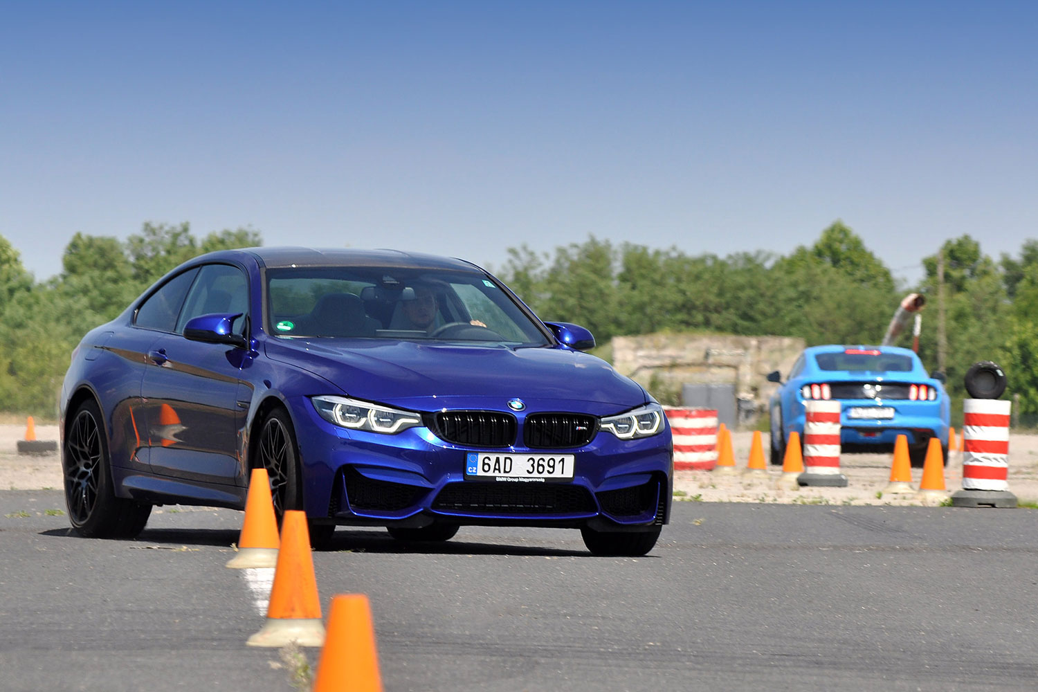 Ford Mustang a BMW M4 ellen 15