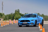 Ford Mustang a BMW M4 ellen 59