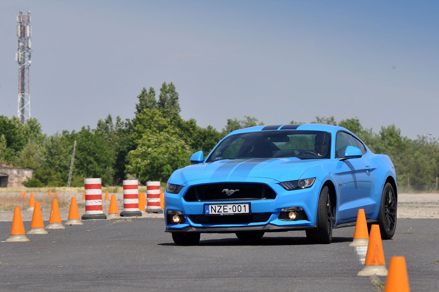 Ford Mustang a BMW M4 ellen 16