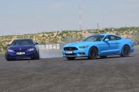 Ford Mustang a BMW M4 ellen 52