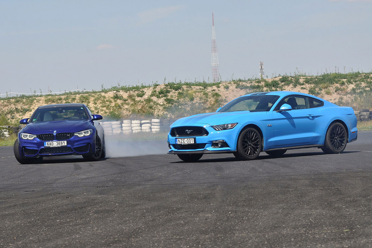 Ford Mustang a BMW M4 ellen 9