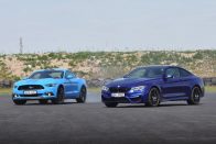 Ford Mustang a BMW M4 ellen 51