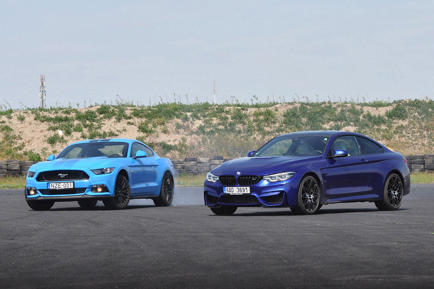 Ford Mustang a BMW M4 ellen 8