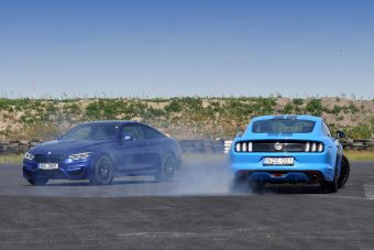 Ford Mustang a BMW M4 ellen