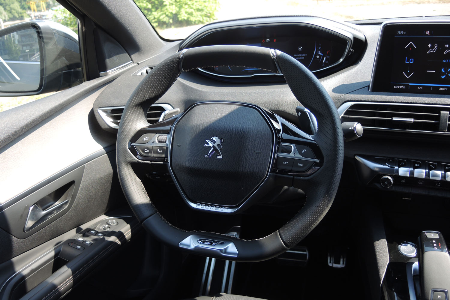 Itthon a Peugeot új hétszemélyes SUV-ja 10