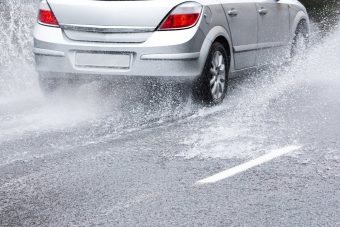 Életet menthet, ha ésszel közlekedsz esőben