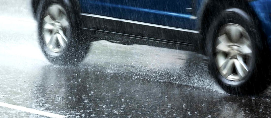 Életet menthet, ha ésszel közlekedsz esőben