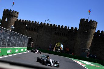 F1: A világbajnoknak tíz kör kell Bakuban