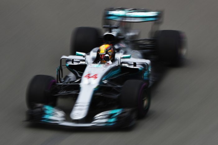 F1: Hamilton az élen, Alonso McLarenje lerobbant