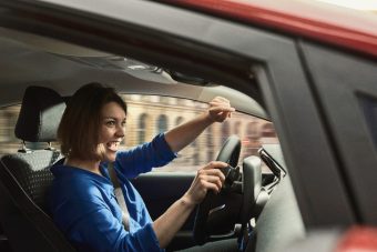 Ideges vagy vezetés közben? Énekelj!