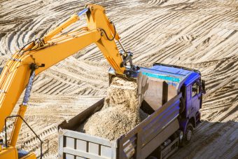 Nem takarta le a sittet, betörte egy autó ablakát