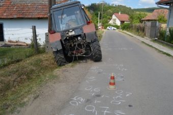Lopott traktorral, részegen okozott hülye balesetet