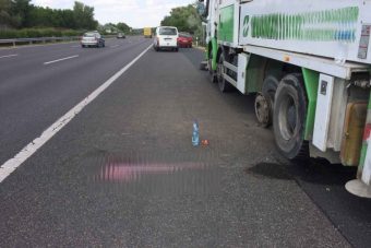 Horror az M7-esen, kiütötte a robbanó kerék