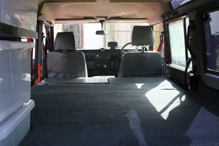 Meglepő motort került pár Land Rover Defenderbe 7