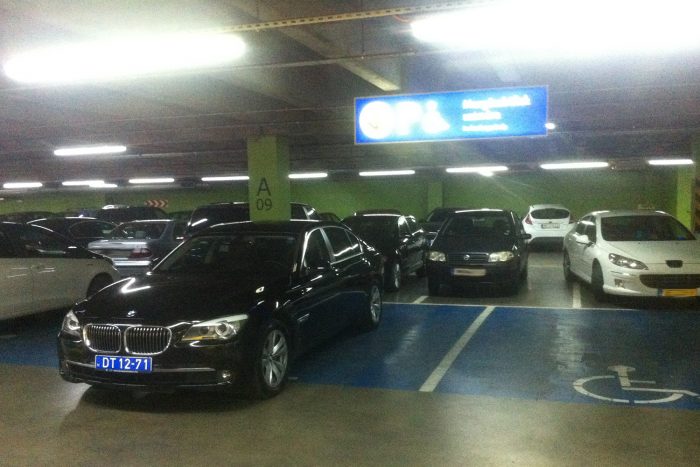 Egy diplomata-BMW olyat parkolt a budaörsi Ikeában, hogy öröm nézni 1