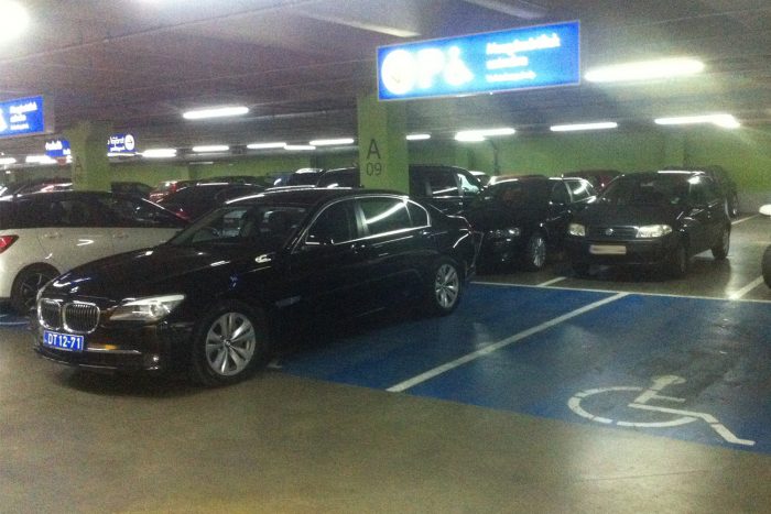 Egy diplomata-BMW olyat parkolt a budaörsi Ikeában, hogy öröm nézni 2