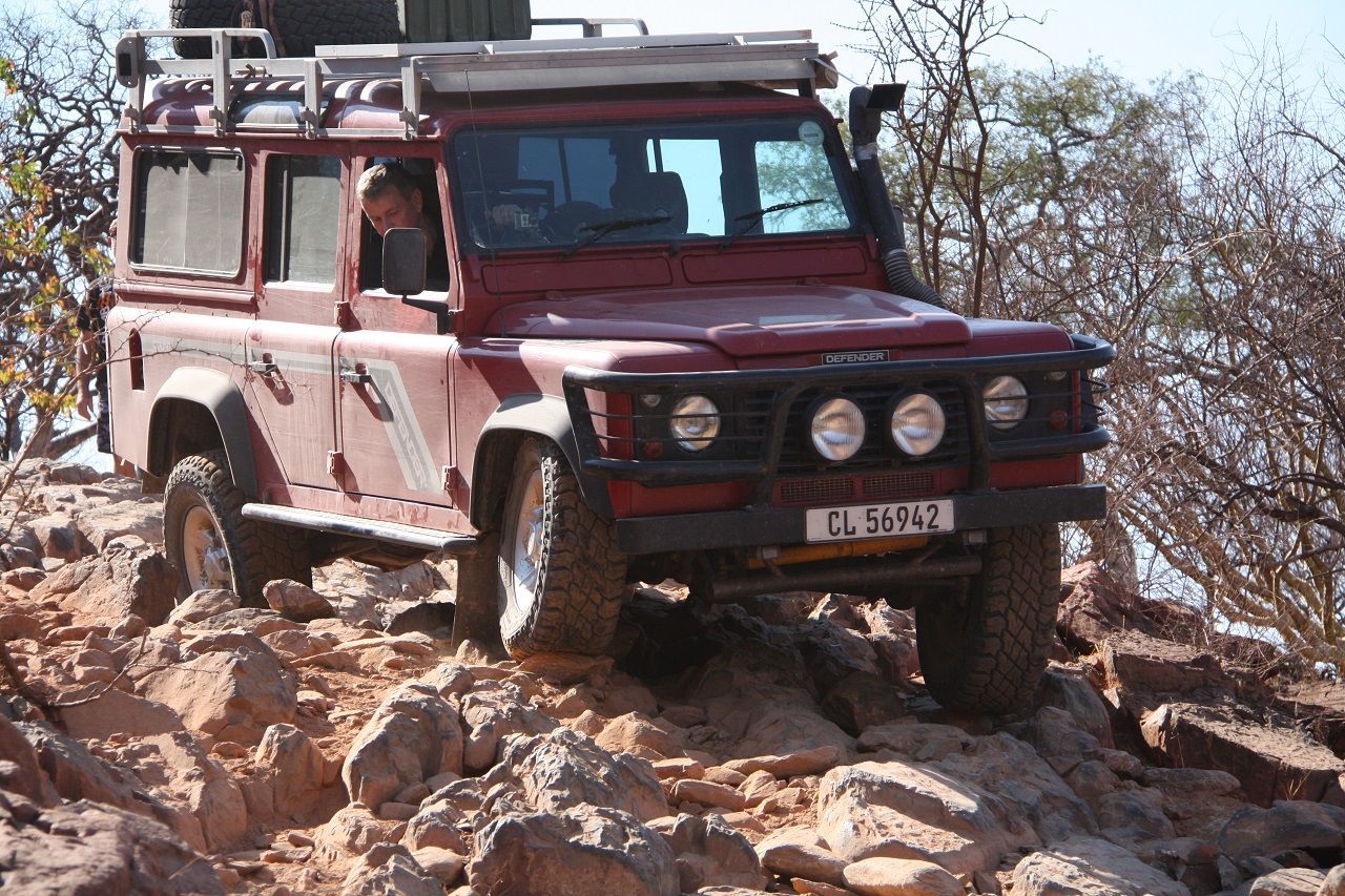 Meglepő motort került pár Land Rover Defenderbe 5