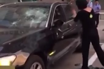 Megcsalta a férje, kalapáccsal verte szét a BMW-t