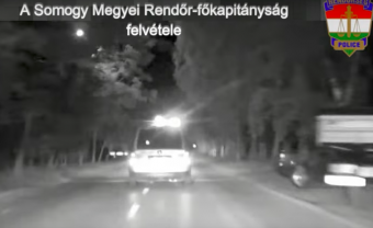 Videón a kabaréba illő balatoni autós üldözés