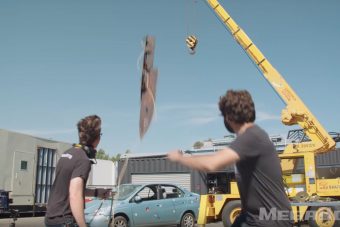 Ahogy ez a 220 kilós kés beleáll az autóba, úgy nem áll bele semmi