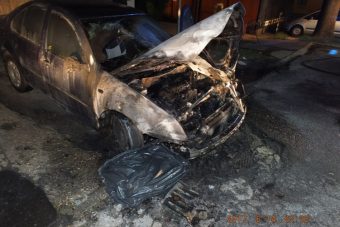 Papírtörlőkkel gyújtottak fel egy autót az egri fiúk