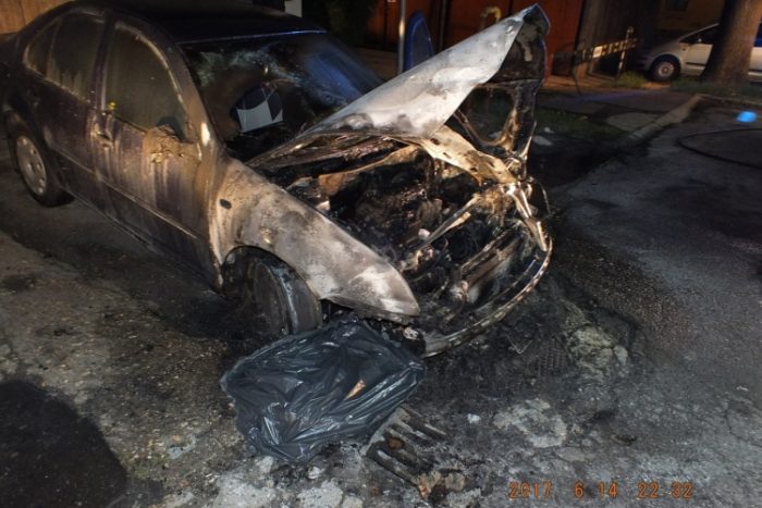 Papírtörlőkkel gyújtottak fel egy autót az egri fiúk