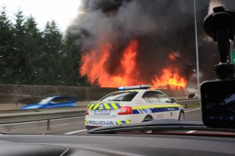 Brutális autópályatüzet videóztunk, a bőrünkön éreztük a lángokat