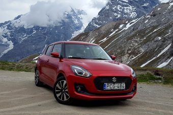 Meghódította a Suzuki a világ leghíresebb szerpentinjét