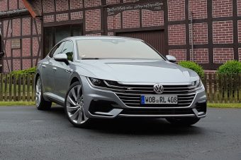 Elmosolyodott kockafej uraság