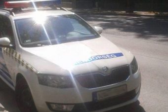 Letámasztották rendőreink a vasat a biciklisávba, amíg beugrottak egy kávéra