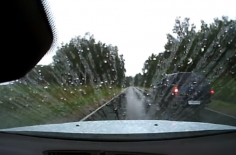 A pickup sofőrje vérszemet kapva nem hagyta az előzést, de a végén lecsapott a sors