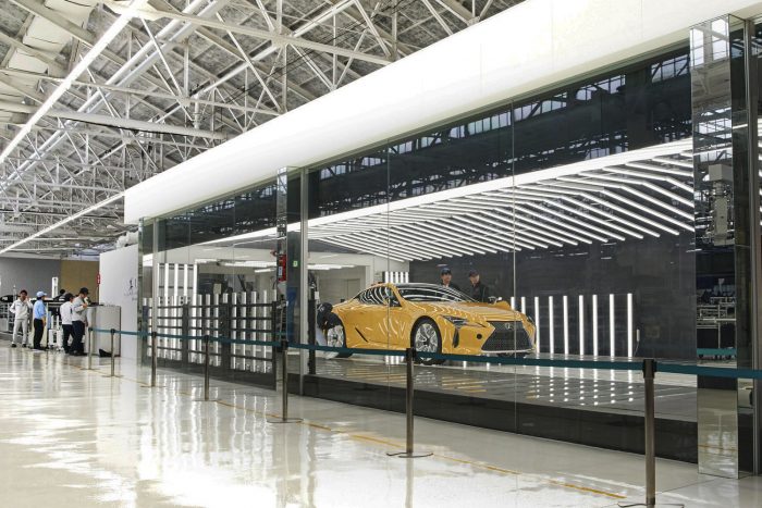 Rettenetesen elszámolta magát a Lexus 7