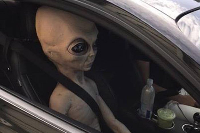 Földönkívülit találtak a gyorshajtó autójában